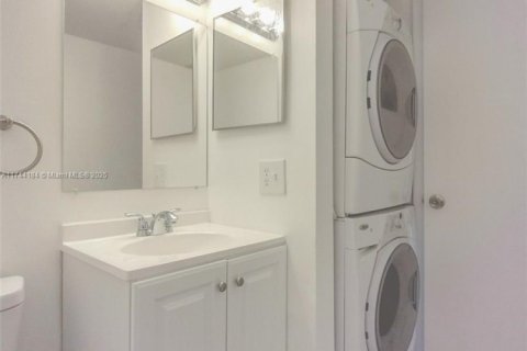Condo in Lauderhill, Florida, 1 bedroom  № 1710492 - photo 12