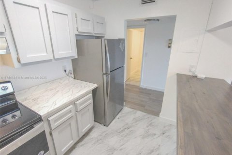 Condo in Lauderhill, Florida, 1 bedroom  № 1710492 - photo 4