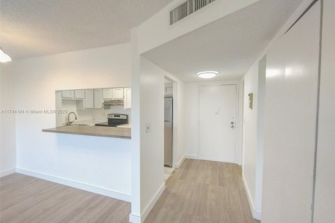 Condo in Lauderhill, Florida, 1 bedroom  № 1710492 - photo 8