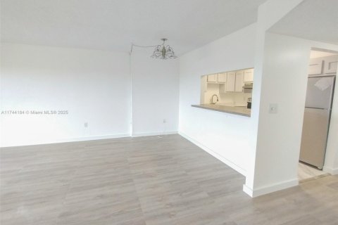 Condo in Lauderhill, Florida, 1 bedroom  № 1710492 - photo 9