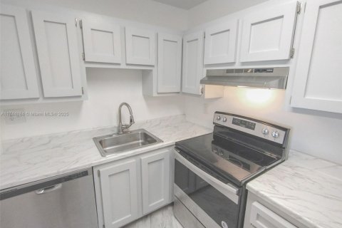 Condo in Lauderhill, Florida, 1 bedroom  № 1710492 - photo 3