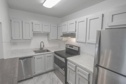 Condo in Lauderhill, Florida, 1 bedroom  № 1710492 - photo 2