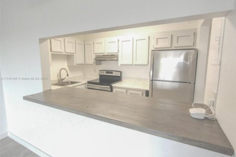 Condo in Lauderhill, Florida, 1 bedroom  № 1710492 - photo 5