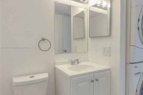 Condo in Lauderhill, Florida, 1 bedroom  № 1710492 - photo 11
