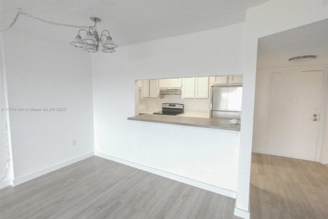 Condo in Lauderhill, Florida, 1 bedroom  № 1710492 - photo 6