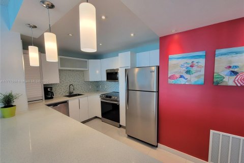 Condo in Hollywood, Florida, 1 bedroom № 1620075 - photo 7