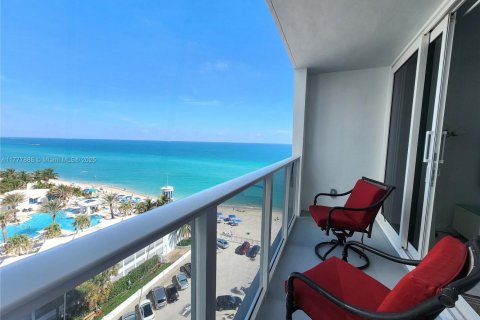 Condo in Hollywood, Florida, 1 bedroom № 1620075 - photo 1