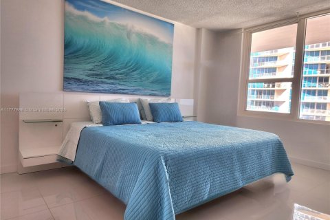 Condo in Hollywood, Florida, 1 bedroom № 1620075 - photo 12