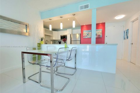 Condo in Hollywood, Florida, 1 bedroom № 1620075 - photo 3