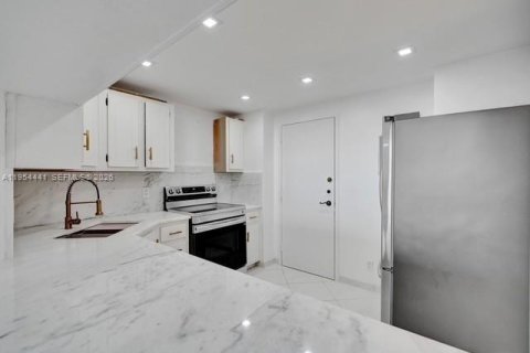 Copropriété à vendre à Hallandale Beach, Floride: 1 chambre, 120.77 m2 № 2052874 - photo 2