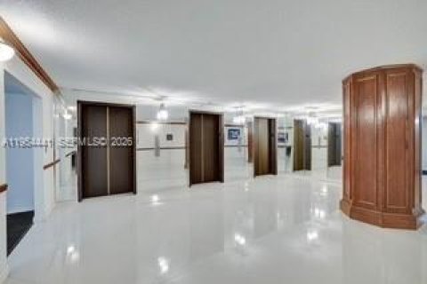 Copropriété à vendre à Hallandale Beach, Floride: 1 chambre, 120.77 m2 № 2052874 - photo 19