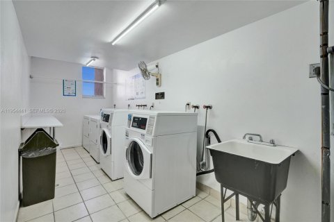 Copropriété à vendre à Hallandale Beach, Floride: 1 chambre, 120.77 m2 № 2052874 - photo 17