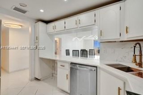 Copropriété à vendre à Hallandale Beach, Floride: 1 chambre, 120.77 m2 № 2052874 - photo 5