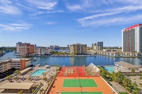 Condominio en Hallandale Beach, Florida, 1 dormitorio  № 2052874