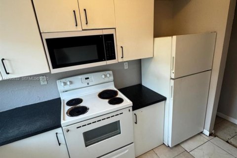 Condominio en alquiler en Miami, Florida, 2 dormitorios, 86.4 m2 № 1993945 - foto 6