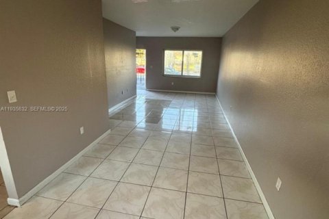 Condominio en alquiler en Miami, Florida, 2 dormitorios, 86.4 m2 № 1993945 - foto 10