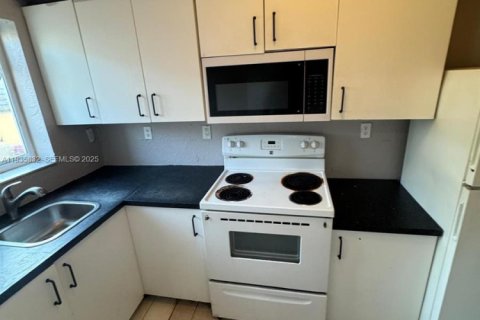 Condominio en alquiler en Miami, Florida, 2 dormitorios, 86.4 m2 № 1993945 - foto 5