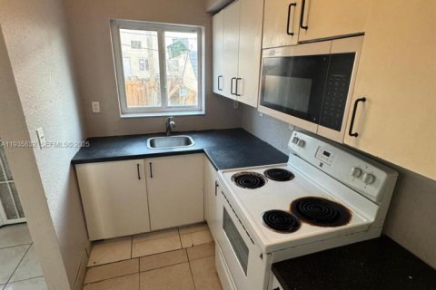 Condominio en alquiler en Miami, Florida, 2 dormitorios, 86.4 m2 № 1993945 - foto 3