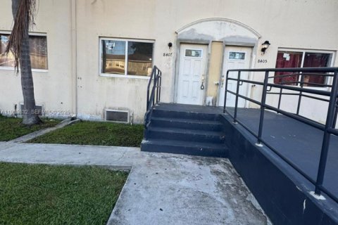 Condominio en alquiler en Miami, Florida, 2 dormitorios, 86.4 m2 № 1993945 - foto 1