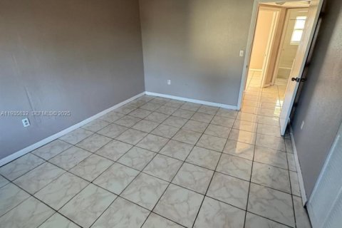 Condominio en alquiler en Miami, Florida, 2 dormitorios, 86.4 m2 № 1993945 - foto 13