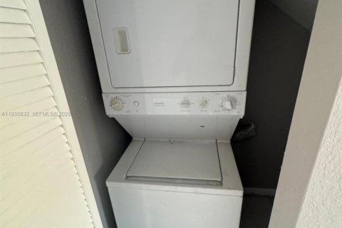 Condominio en alquiler en Miami, Florida, 2 dormitorios, 86.4 m2 № 1993945 - foto 18