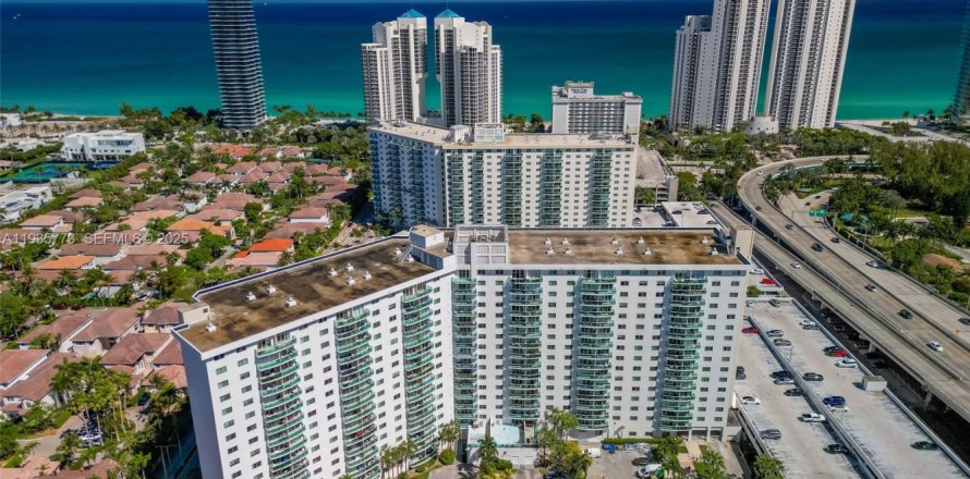 Condominio en Sunny Isles Beach, Florida, 3 dormitorios  № 1993879