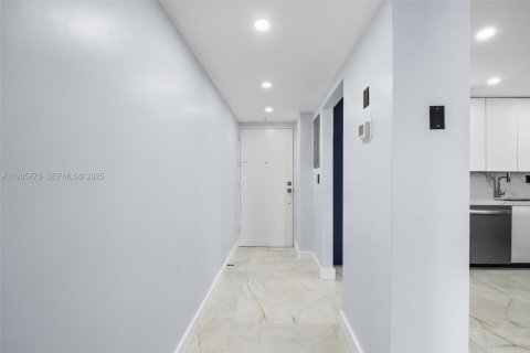 Condominio en venta en Sunny Isles Beach, Florida, 3 dormitorios, 138.61 m2 № 1993879 - foto 11