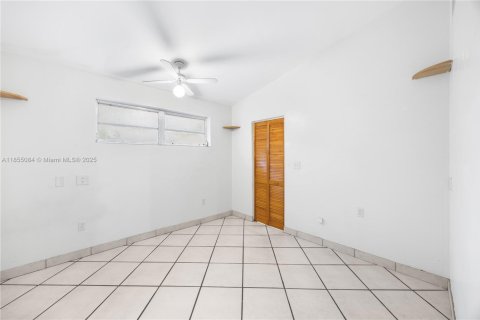 House in South Miami, Florida 4 bedrooms, 140.47 sq.m. № 1875030 - photo 16