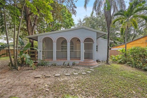 House in South Miami, Florida 4 bedrooms, 140.47 sq.m. № 1875030 - photo 1