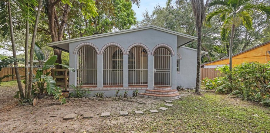 House in South Miami, Florida 4 bedrooms, 140.47 sq.m. № 1875030