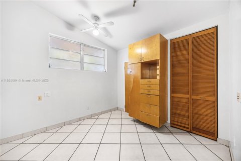 House in South Miami, Florida 4 bedrooms, 140.47 sq.m. № 1875030 - photo 18