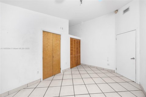 House in South Miami, Florida 4 bedrooms, 140.47 sq.m. № 1875030 - photo 15