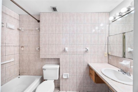 House in South Miami, Florida 4 bedrooms, 140.47 sq.m. № 1875030 - photo 23