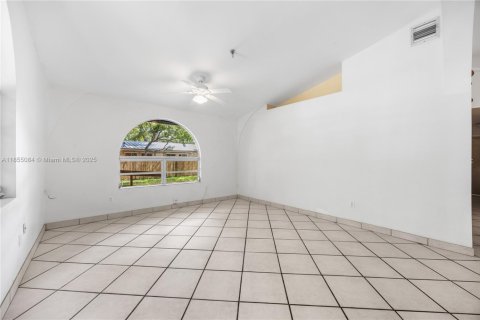 House in South Miami, Florida 4 bedrooms, 140.47 sq.m. № 1875030 - photo 5