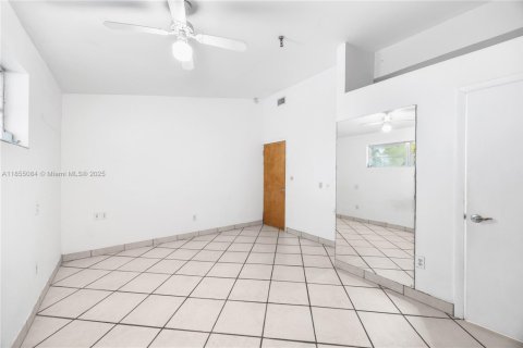 House in South Miami, Florida 4 bedrooms, 140.47 sq.m. № 1875030 - photo 10