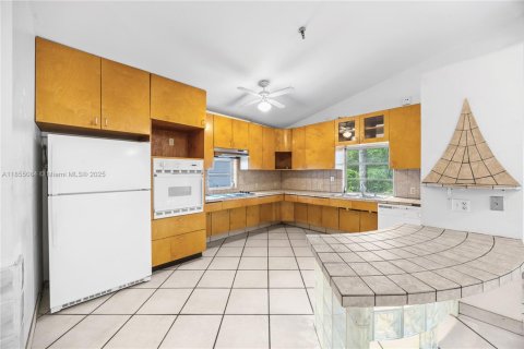 House in South Miami, Florida 4 bedrooms, 140.47 sq.m. № 1875030 - photo 6