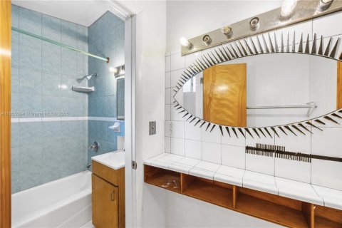House in South Miami, Florida 4 bedrooms, 140.47 sq.m. № 1875030 - photo 22