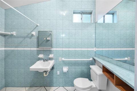 House in South Miami, Florida 4 bedrooms, 140.47 sq.m. № 1875030 - photo 24