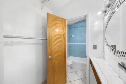 House in South Miami, Florida 4 bedrooms, 140.47 sq.m. № 1875030 - photo 20