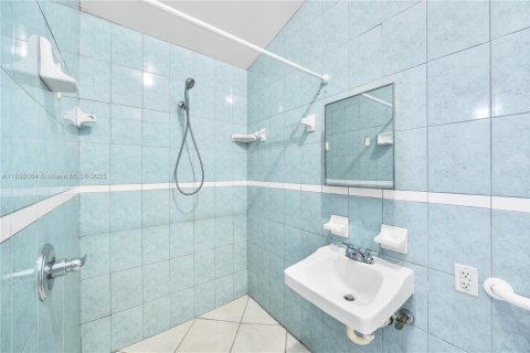 House in South Miami, Florida 4 bedrooms, 140.47 sq.m. № 1875030 - photo 25