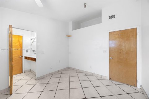 House in South Miami, Florida 4 bedrooms, 140.47 sq.m. № 1875030 - photo 17