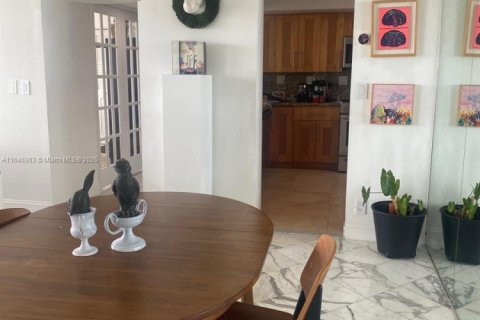 Condo in North Miami, Florida, 2 bedrooms  № 1763774 - photo 6