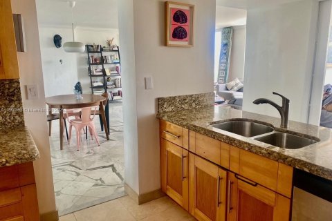 Condo in North Miami, Florida, 2 bedrooms  № 1763774 - photo 10