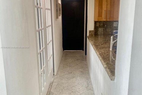 Condo in North Miami, Florida, 2 bedrooms  № 1763774 - photo 12