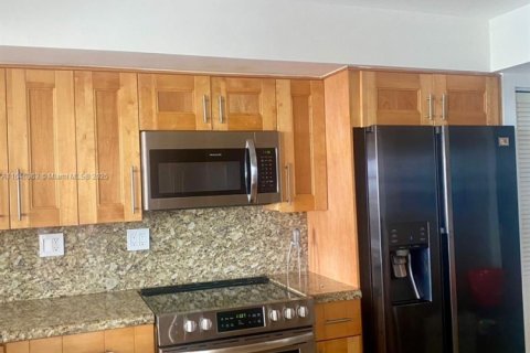 Condo in North Miami, Florida, 2 bedrooms  № 1763774 - photo 9