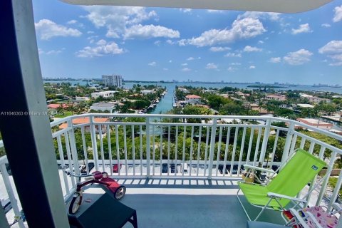 Condo in North Miami, Florida, 2 bedrooms  № 1763774 - photo 1