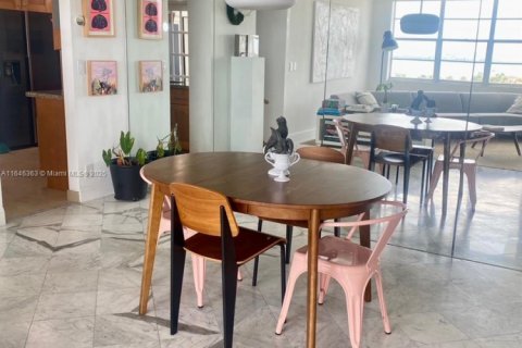 Condo in North Miami, Florida, 2 bedrooms  № 1763774 - photo 5