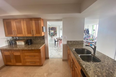 Condo in North Miami, Florida, 2 bedrooms  № 1763774 - photo 8
