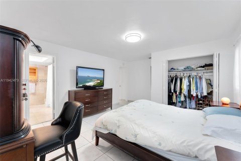 Condo in North Miami, Florida, 2 bedrooms № 2244150 - photo 19