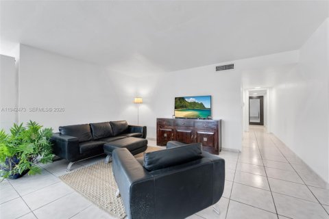 Condo in North Miami, Florida, 2 bedrooms № 2244150 - photo 9